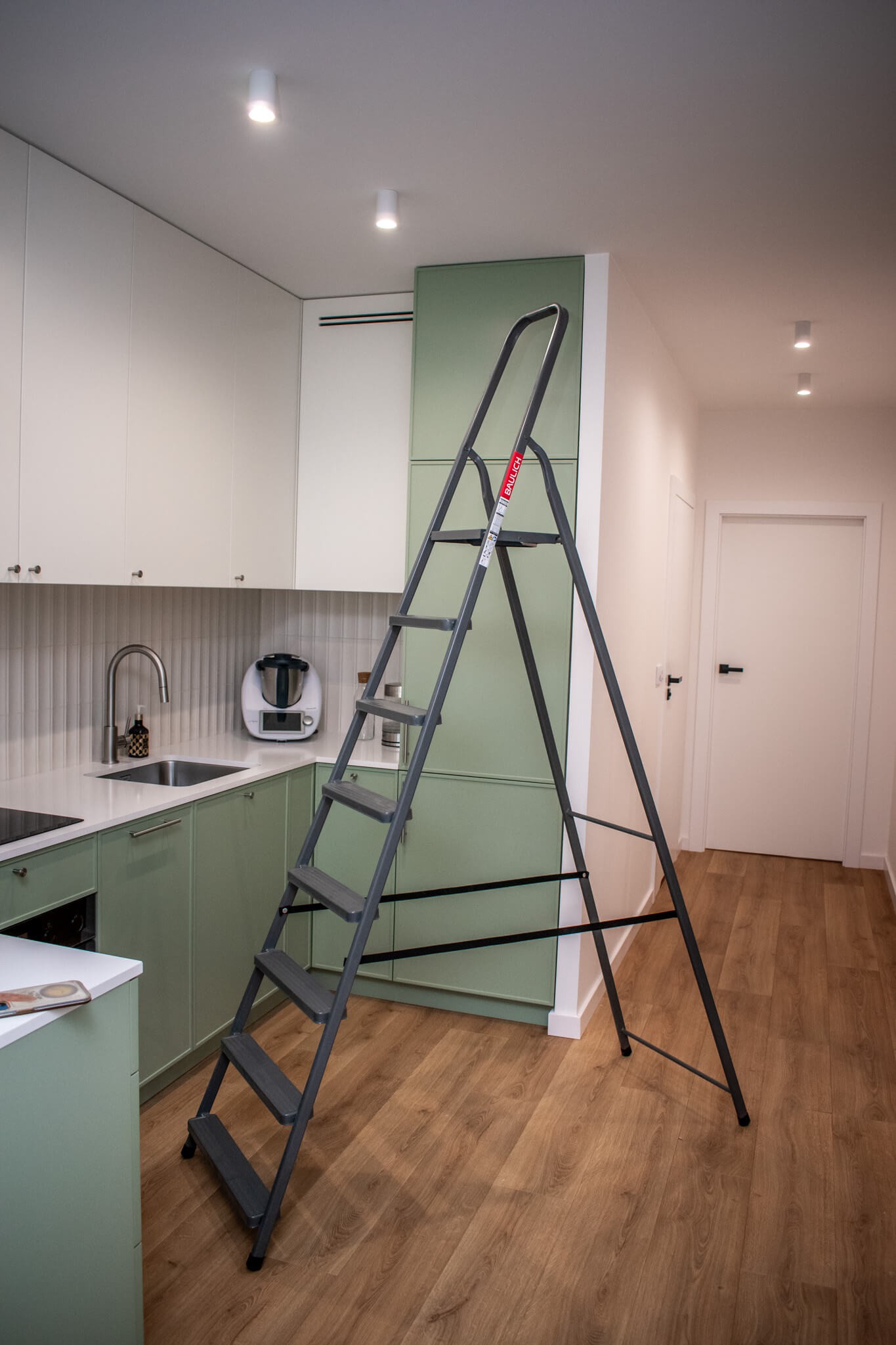 Stahl-Haushaltsleiter Baulich HOME mit Arbeitspodest im Wohnbereich