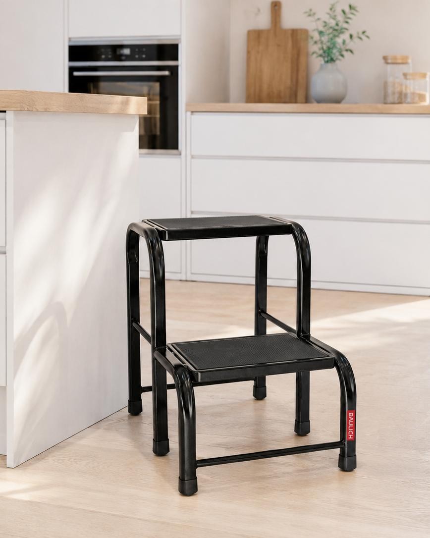 Schwarzer zweistufiger Stahlhocker HOME mit rutschfester Plattform