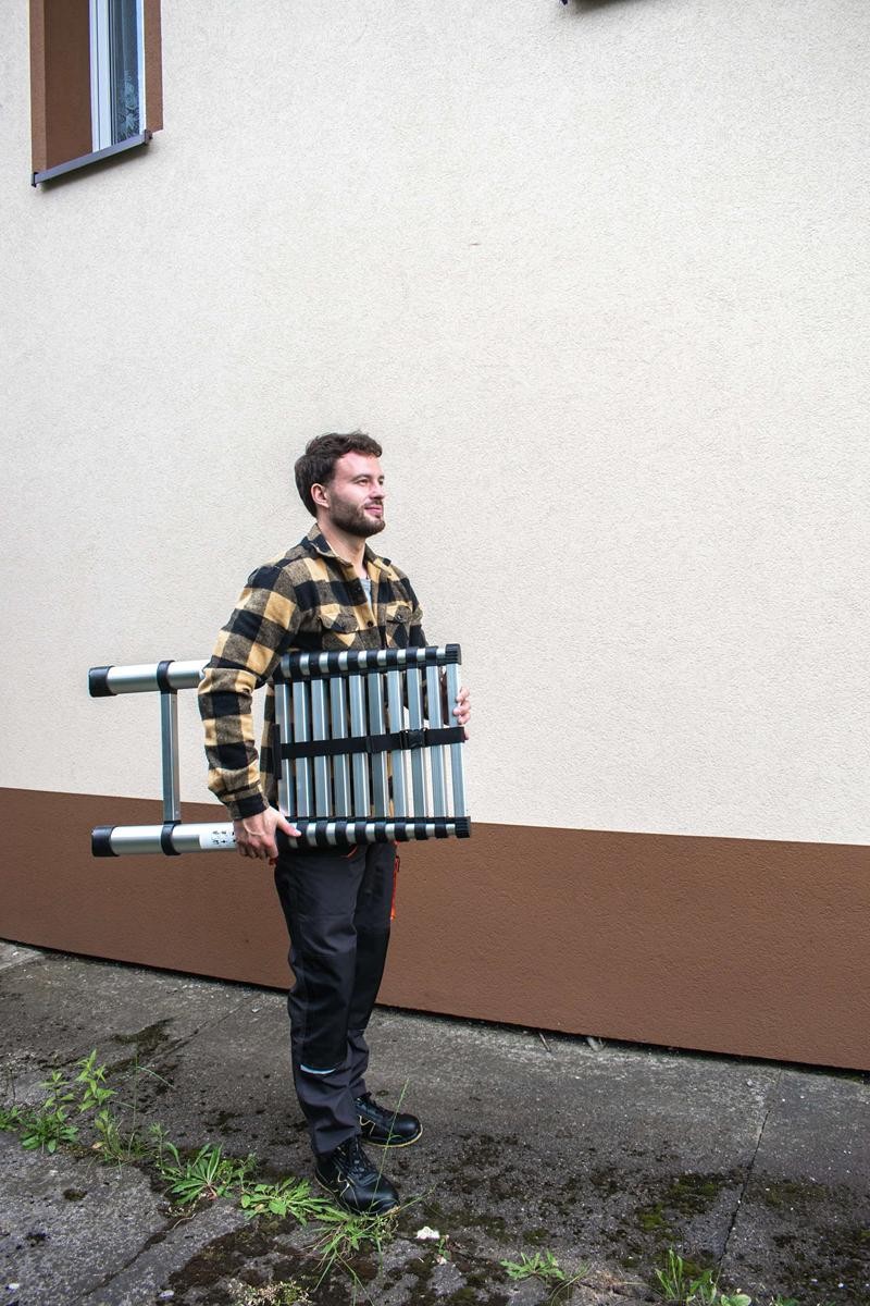 Transport der kompakten Aluminium-Teleskopleiter