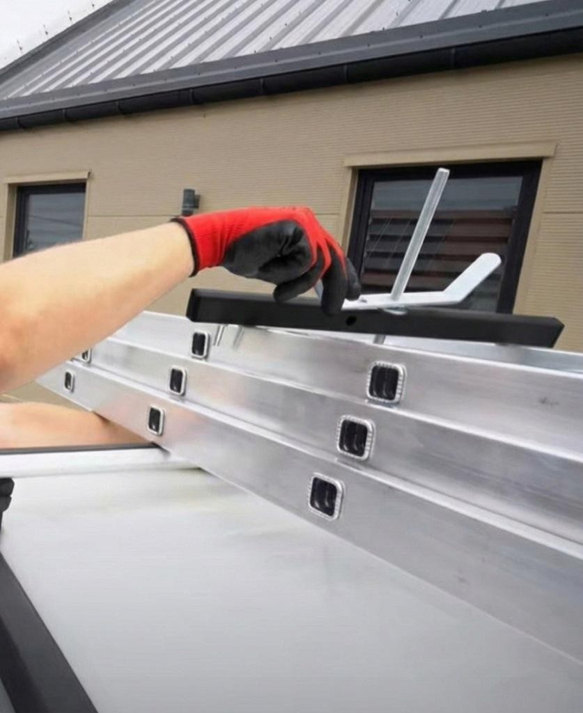 Nahaufnahme der Montage des Leiterhalters auf dem Dachträger eines Autos